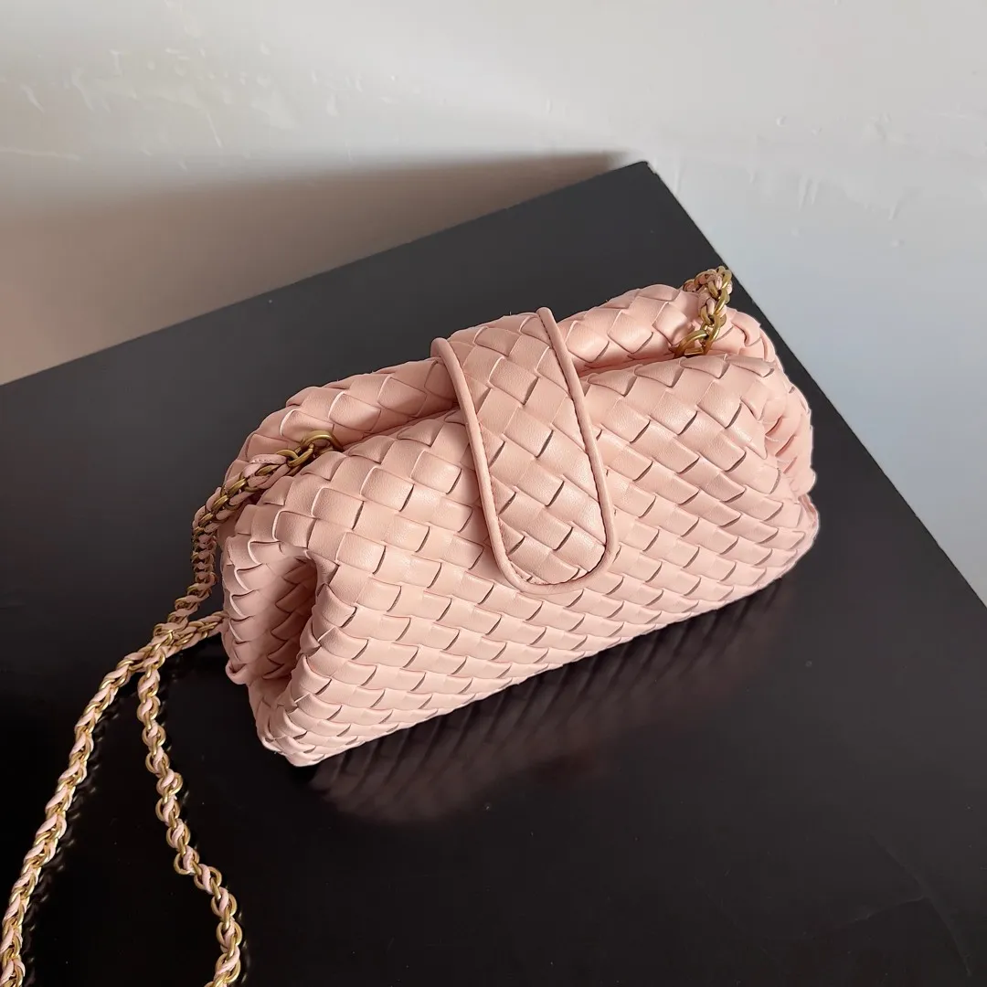 Batch 1880 BOTTEGA VENETA LAUREN 1980 small clutch bag is new! The small size that many people squat on is finally here. The self-adjustable zipper is a highlight of this bag. After being removed, it can be used as a handbag for important occasions. One bag unlocks two carrying methods at the same time. It is practical and has a unique sense of structure and beautiful lines. It is more elegant than a small cloud. It is a tribute to the classics and the pursuit of modernity. Style number: 804038 Size: 27*15*8cm